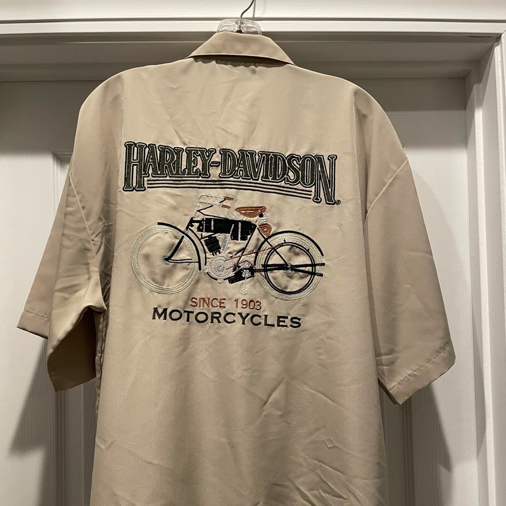 Men’s Harley Davidson shirt.